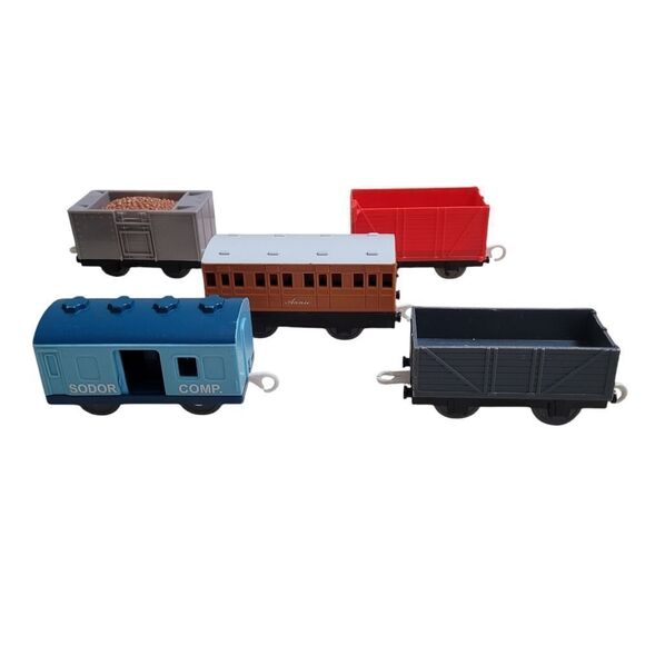 Bundle of thomas and friends train cars - Picture 5 of 7